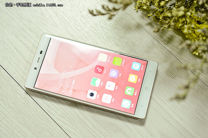 驍龍801+32GB<a href=/tags/2778-0.html target=_blank class=infotextkey>內存</a> IUNI i1暴跌至899元