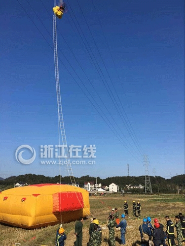 男子玩滑翔傘遇險(xiǎn)：掛在11萬伏高壓線上
