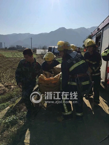 男子玩滑翔傘遇險(xiǎn)：掛在11萬伏高壓線上
