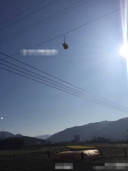 男子玩滑翔傘遇險(xiǎn)：掛在11萬伏高壓線上