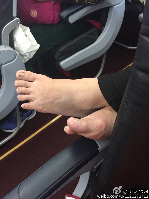 大媽國際航班上脫鞋涼腳 航空公司:不違規 但沒素質