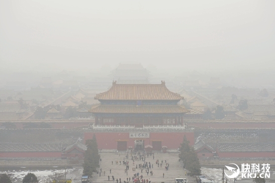 北京首次啟動霧霾紅色預警！<a href=/smart/qiche/ target=_blank class=infotextkey>汽車</a>限行 中小學停課