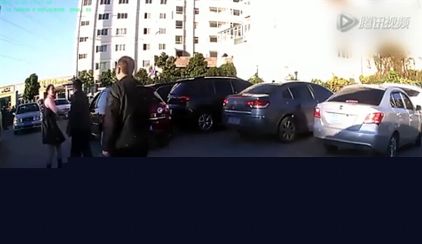 這掌力！實拍路怒女司機一掌扇翻男司機