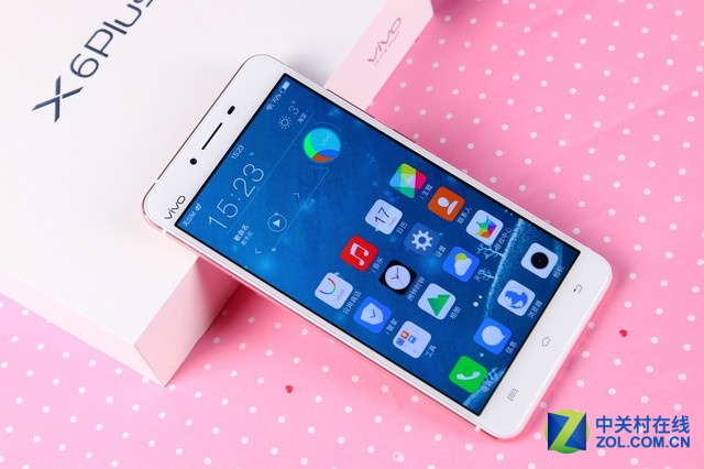 vivo X6Plus在采用64位8核處理器+4GB超大運存的同時，搭載了5.7英寸的超大屏幕，同時還內置了64GB超大的存儲容量，并同樣支持最大128GB的內存卡拓展，vivo X6Plus還將電池容量升級到3000毫安的超大電池，配合雙引擎閃充功能讓續航更加長久，充電更加方便。vivo X6Plus和X6一樣，采用了2.5D弧面玻璃配合金屬占比達到業內最高的98.3%的一體化機身。