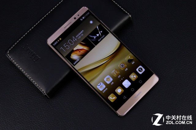 搭載了麒麟950的華為Mate 8同時(shí)也是華為旗下首款搭載Android 6.0的<a href=/mobile/ target=_blank class=infotextkey>智能手機(jī)</a>，絕對(duì)搶眼的配置，奢華精湛的工藝設(shè)計(jì)，打造出這款極致的Mate 8，加上全新推出的摩卡金配色更是使該機(jī)得到了更多用戶(hù)的青睞。