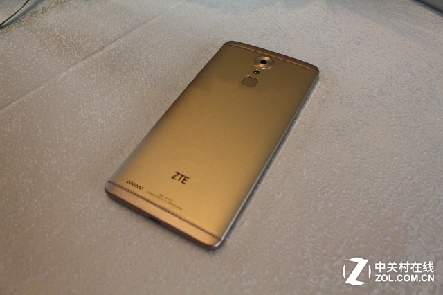 手機搭載了基于Android 5.1<a href=/pc/system/ target=_blank class=infotextkey>系統(tǒng)</a>的Mifavor 3.5 UI，前后1300萬像素攝像頭擁有5級智能美顏，后置1600萬像素攝像頭支持PDAF 0.1秒快速對焦及F1.9大光圈。