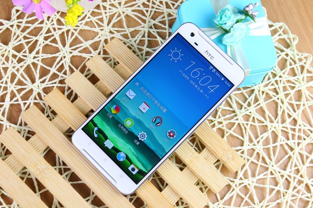 HTC One X9擁有一體式的全金屬機(jī)身外觀設(shè)計(jì)，側(cè)邊框經(jīng)過(guò)磨砂處理，手感表現(xiàn)也是不錯(cuò)。整機(jī)電源鍵和音量按鍵置于手機(jī)一側(cè)，方便進(jìn)行操作。另外該機(jī)在正面還有康寧大猩猩2.5D曲面玻璃，整機(jī)的觸摸手感也非常舒適。