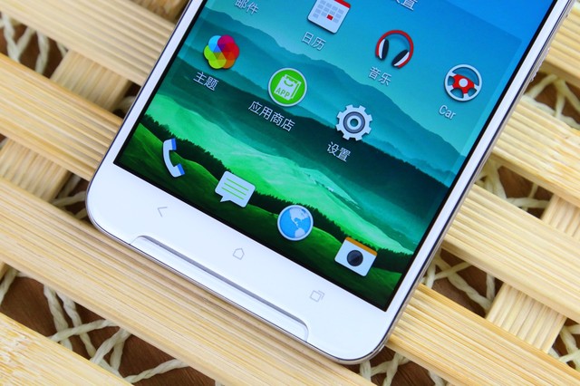 HTC One X9采用5.5寸1080p屏幕，搭載Helio X10 MT6795T處理器，還有3GB+32GB內(nèi)存組合，擁有1300萬(wàn)像素主攝像頭，支持OIS光學(xué)防抖，500萬(wàn)像素自拍攝像頭。還配備3000mAh電池，支持雙卡雙待雙4G。