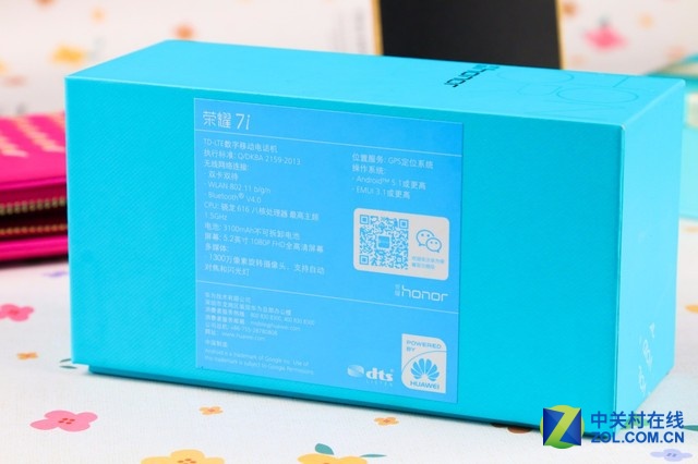 榮耀7i擁有1080P分辨率的5.2英寸屏幕，搭載高通驍龍616處理器，內(nèi)置3GB運(yùn)行內(nèi)存和32GB本地存儲空間，使用可翻轉(zhuǎn)1300萬像素?cái)z像頭，電池容量為3100mAh，側(cè)邊配有指紋識別傳感器。