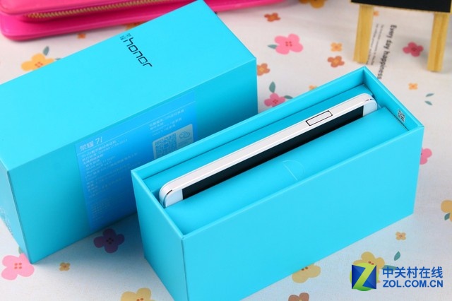 榮耀7i分別有全網(wǎng)通、雙4G/電信、移動(dòng)三個(gè)版本，售價(jià)分別為1899元、1699元和1599元。