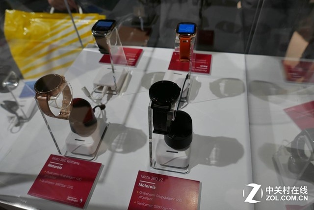 除了手機(jī)，很多用戶或許沒有注意到不少智能手表和<a href=/smart/chuandai/ target=_blank class=infotextkey>可穿戴設(shè)備</a>里面也有高通的技術(shù)。在展臺上我們看到了MOTO、LG等公司的智能手表，以及來自更多廠商的手環(huán)和可穿戴設(shè)備。他們大多使用了高通的低功耗處理器，但除此之外，高通還有定位芯片、藍(lán)牙芯片和網(wǎng)絡(luò)芯片在其中發(fā)揮作用。