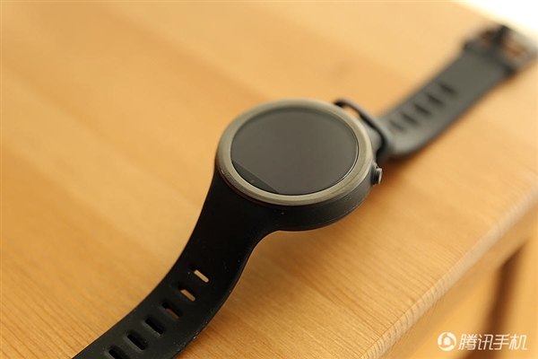 2388元！Moto 360運(yùn)動(dòng)版國(guó)行圖賞：硅膠腕帶