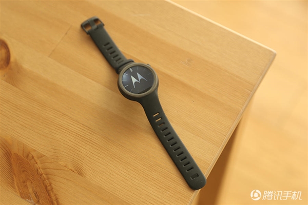 2388元！Moto 360運(yùn)動(dòng)版國(guó)行圖賞：硅膠腕帶