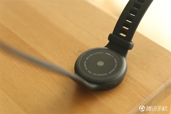 2388元！Moto 360運(yùn)動(dòng)版國(guó)行圖賞：硅膠腕帶