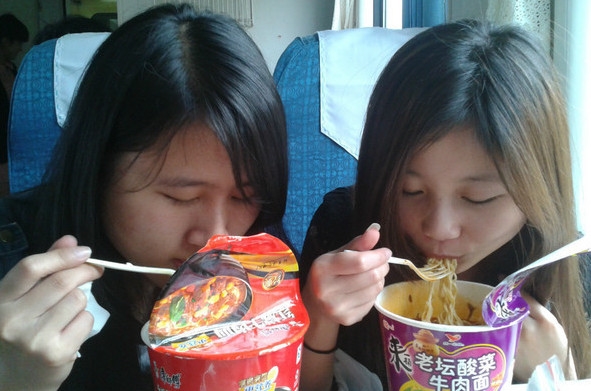 盒飯?zhí)樱「哞F為何不賣方便面？鐵總說出真相...