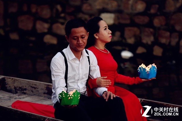 途中還遇到了拍攝婚紗的年輕夫婦，因?yàn)闀补懦浅耸锹糜蝿俚刂猓€是婚紗拍攝的圣地。
