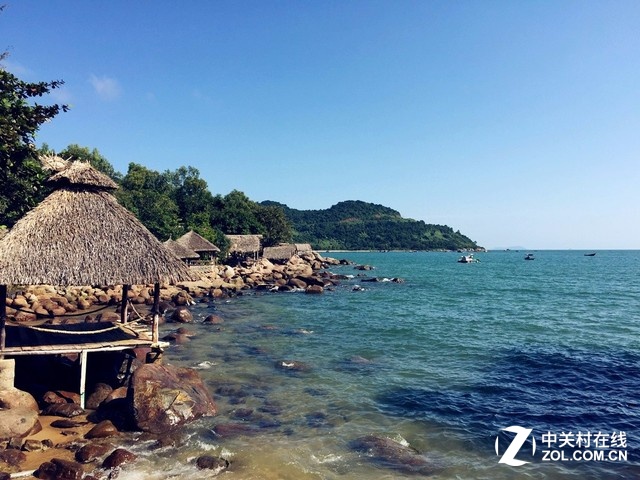 結(jié)束了會(huì)安古城之旅后，接下來(lái)是距離越南峴港市中心13公里的山茶半島。該島長(zhǎng)15公里，最寬處5公里，最窄處1公里，最高峰696米，有原始林4370公頃。