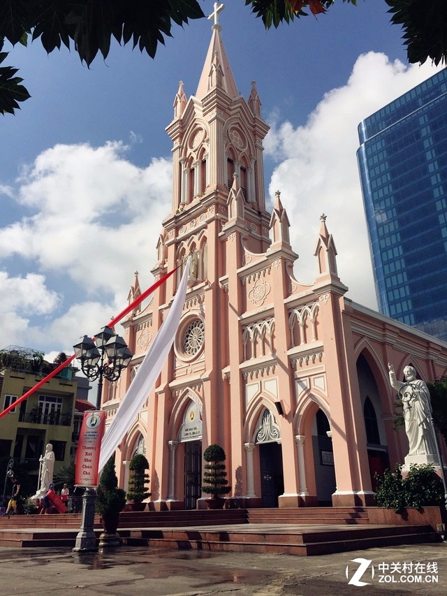 從山茶半島回來(lái)之后，去了峴港大教堂，教堂原本是在1923年為了當(dāng)?shù)氐姆▏?guó)人而建造，如今成為服務(wù)于當(dāng)?shù)厮那Ф嗵熘鹘掏降慕烫茫缣枪愕姆奂t色建筑幾乎成為峴港的標(biāo)志，鑲嵌著中世紀(jì)風(fēng)格的彩色玻璃。在這座教堂的旁邊是一座有著100余名修女的圣保羅女修道院，她們夏天時(shí)穿白色衣服，冬天則會(huì)穿上黑色的衣服，往來(lái)于此處與漢水另一岸的修道院。