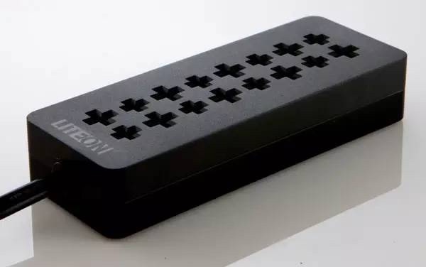 設(shè)計師 Hung Wang 設(shè)計的名為 Cross Power Strip 的插座，它將火線、零線通過大小十字插口標示出來，等距孔位交錯排列，讓插頭可以自由變換方向。