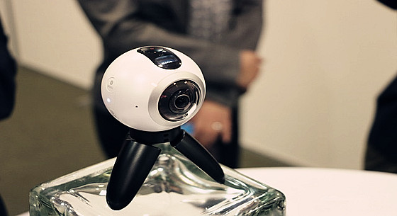 三星MWC發(fā)布Gear 360全景相機(jī) 超可愛像瓦力女友