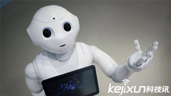 軟銀不僅投資了阿里巴巴：還開發了情感機器人Pebble