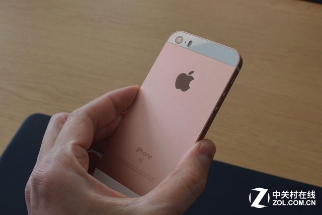 玫瑰金是讓別人一眼認出iPhone SE的重要依據，買什么顏色秒懂了吧。