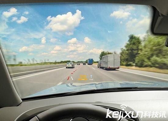 汽車擋風玻璃成精啦：一秒變身顯示屏太拉風了！