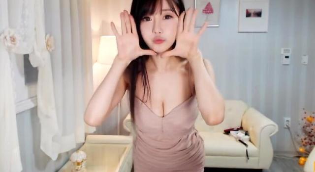 <a href=/mobile/ target=_blank class=infotextkey>手機(jī)</a>直播為什么這么火？草根對(duì)女主播需求沒變