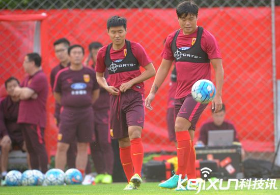 國足沈陽備戰下場同伊朗比賽 隊員訓練身上所穿內衣是什么？