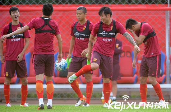 國足沈陽備戰下場同伊朗比賽 隊員訓練身上所穿內衣是什么？