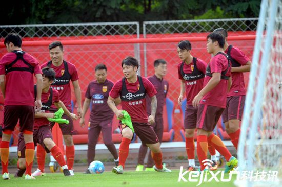 國足沈陽備戰下場同伊朗比賽 隊員訓練身上所穿內衣是什么？