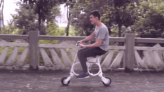 下了車照樣“飆”！一個背包就能裝下這款電動車