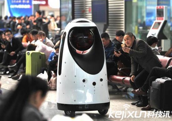全國首款警察機器人 在鄭州高鐵站正式執行巡邏任務