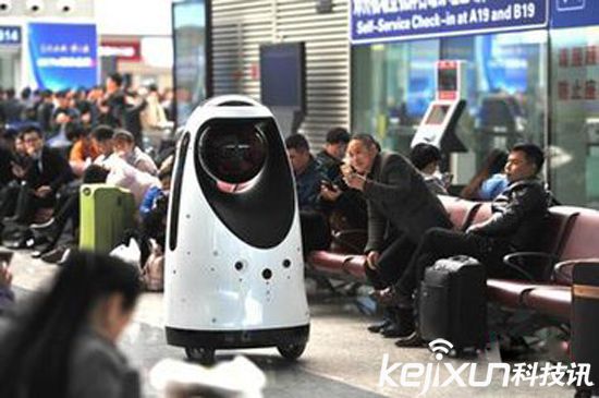 全國首款警察機器人 在鄭州高鐵站正式執行巡邏任務