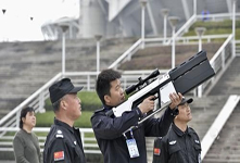 武漢警方配備無人機反制槍  發射電磁波對抗黑飛