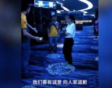 快遞員搞錯快件下跪道歉 網(wǎng)友：道歉有用的話還要警察干嘛