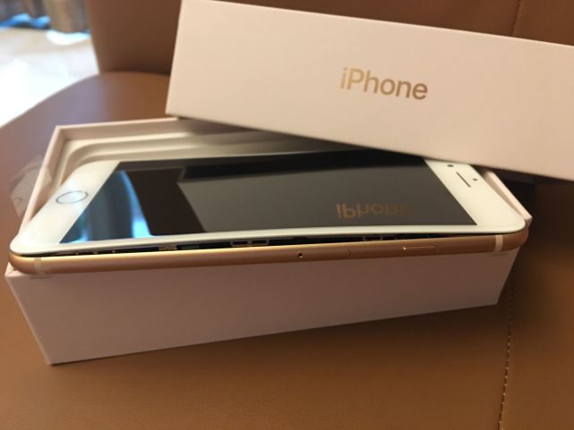 iPhone8“爆裂”事件不斷 美國再現兩例iPhone8手機面板開裂