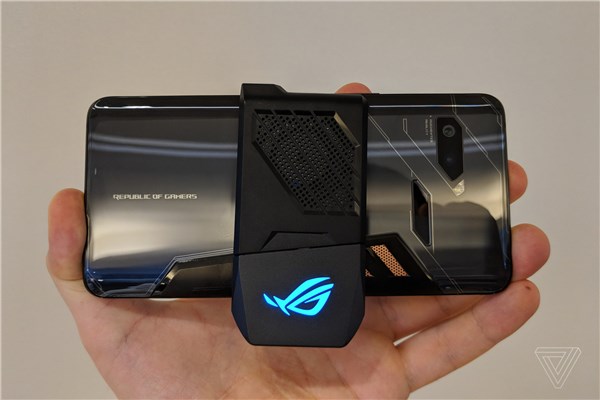 華碩ROG Phone游戲手機發布：可外接散熱風扇